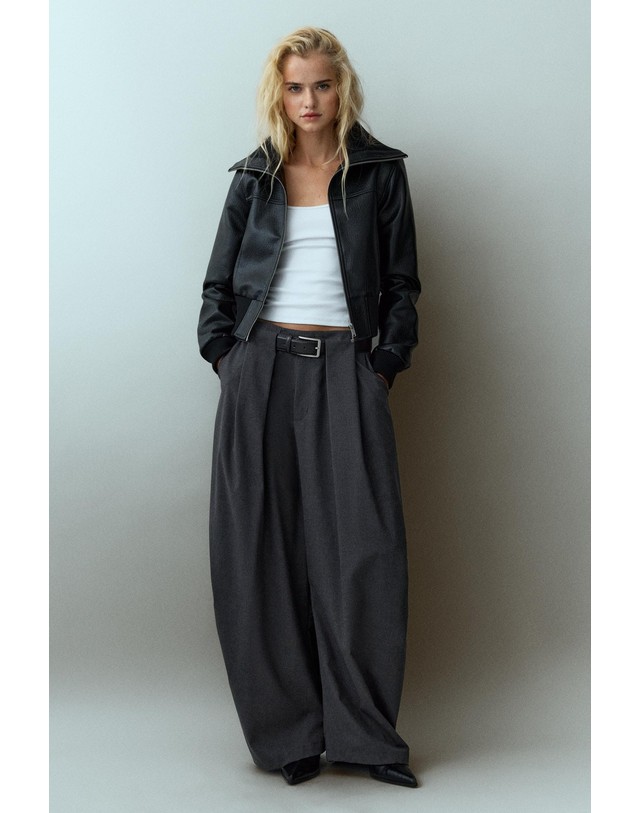 풀앤베어 풀앤베어 플리츠 배럴 벨트 팬츠 7670/337 DARK GREY 그레이 착용컷