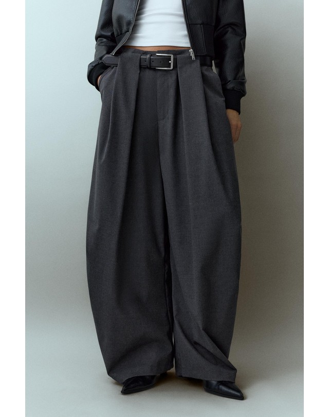 풀앤베어 풀앤베어 플리츠 배럴 벨트 팬츠 7670/337 DARK GREY 그레이 착용컷
