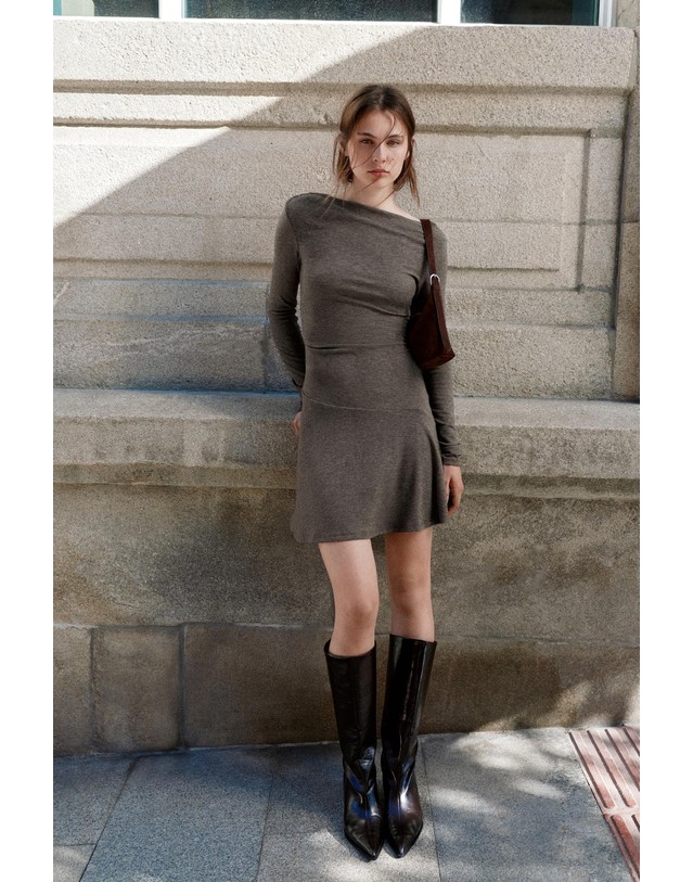 풀앤베어 풀앤베어 보트넥 셔링 긴팔 미니 원피스 7380/353 BROWN MARL 그레이 착용컷