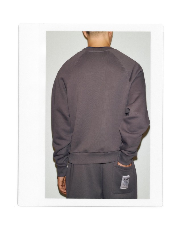 풀앤베어 풀앤베어 그래픽 라운드넥 래글런 맨투맨 7551/542 ANTHRACITE GREY 그레이 착용컷