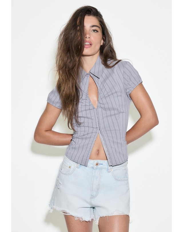 스트라디바리우스 스트라디바리우스 하이웨이스트 프레이드 데님 반바지 1362/729/721 MEDIUM LIGHT BLUE DENIM 블루 착용컷