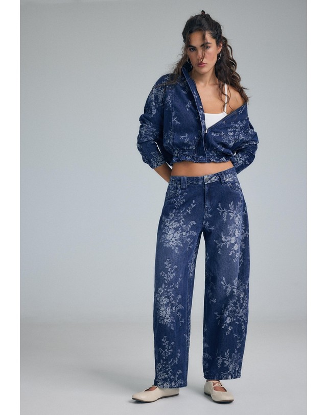 스트라디바리우스 스트라디바리우스 플로럴 자카드 배럴핏 청바지 4811/528/702 MEDIUM BLUE DENIM 블루 착용컷