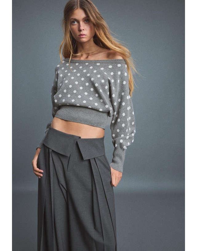 스트라디바리우스 스트라디바리우스 도트 오프숄더 크롭 니트 스웨터 1645/702/250 CHARCOAL GREY 그레이 착용컷