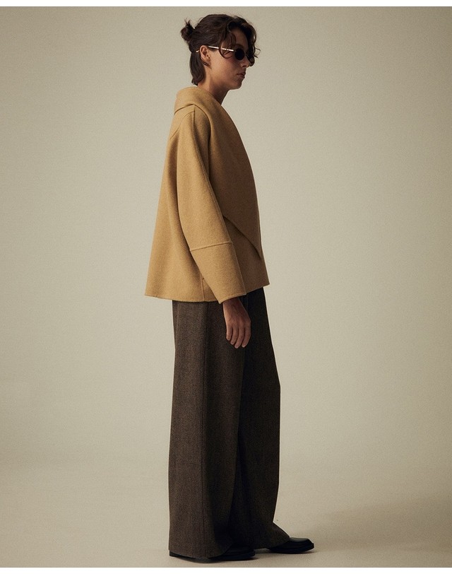 스페라 스페라 크로스 드레이프 숏 코트 56230203657 370 OCRE 카멜 착용컷