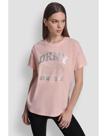 디케이엔와이 메탈 로고 라운드넥 반팔 티셔츠 0143453 ROSA