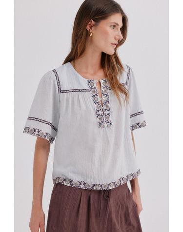 호스 인트로피아 자수 디테일 라운드넥 반팔 블라우스 5874224 AZUL