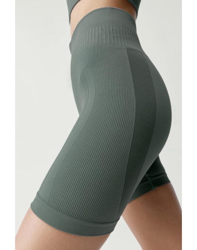 꼬르떼피엘 본리빙요가 테크니컬 심리스 그린 스포츠 반바지 8183676 KAKI 착용컷