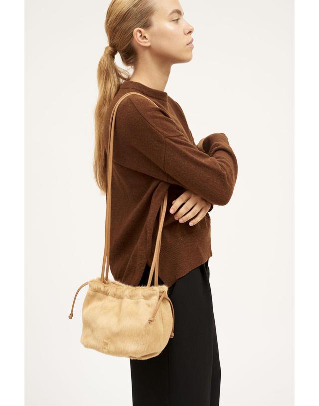 꼬르떼피엘 주비 퍼 스트링 미니 크로스 버킷백 5510782 BEIGE 베이지 착용컷