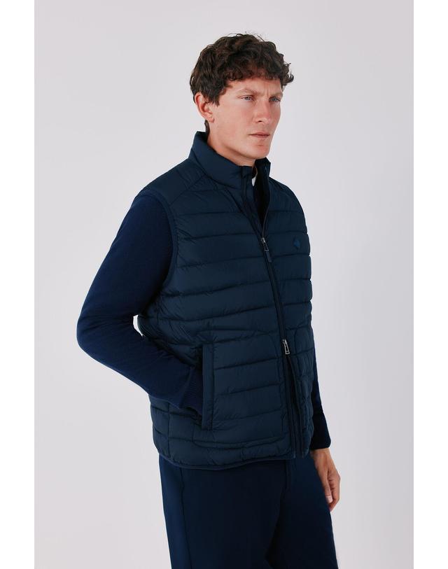 꼬르떼피엘 꼬르떼피엘 레귤러핏 경량 패딩 베스트 3394665 AZUL MARINO 네이비 착용컷