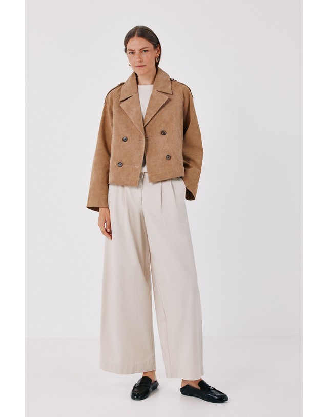꼬르떼피엘 꼬르떼피엘 레더 더블 숏 트렌치 코트 7054708 BEIGE 베이지 착용컷