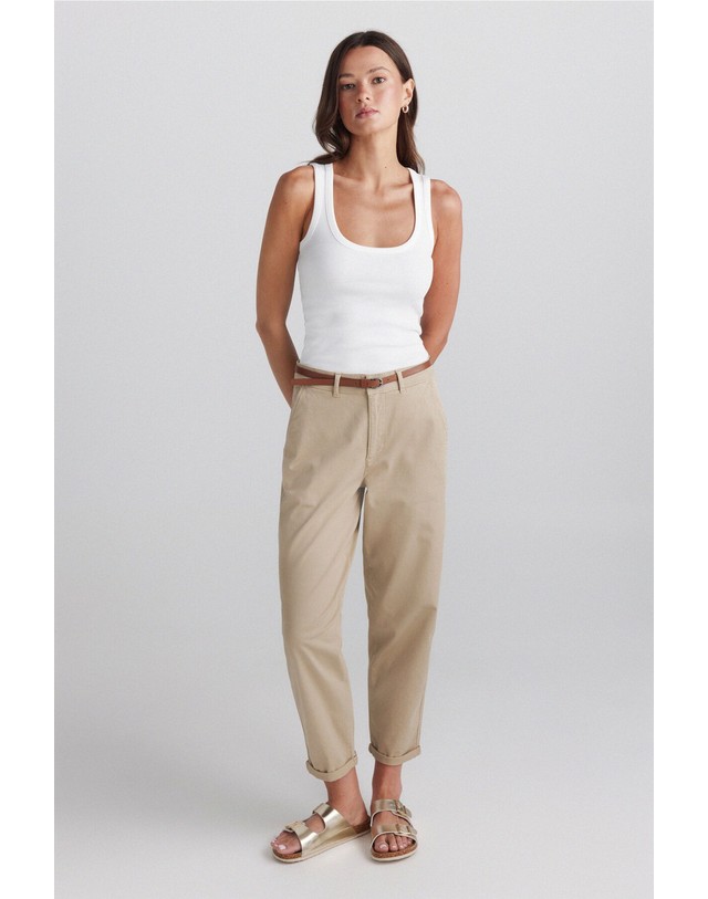 꼬르떼피엘 스프링필드 벨트 로우라이즈 치노 팬츠 6834415 BEIGE 베이지 착용컷