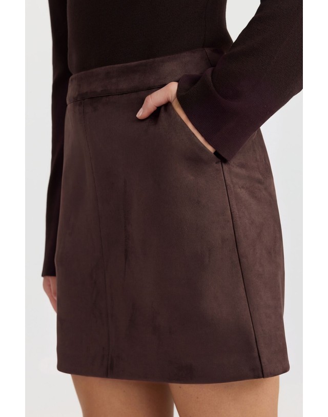 꼬르떼피엘 베로모다 스웨이드 이펙트 미니 스커트 9908757 MARRON OSCURO 초콜릿 착용컷