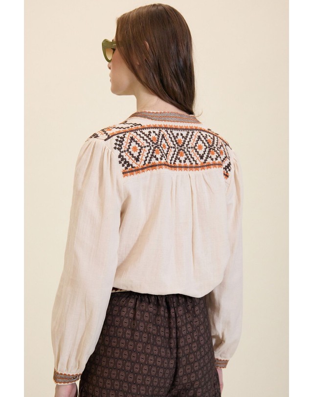 꼬르떼피엘 메이시 에스닉 자수 버튼 블라우스 6012351 BEIGE 아이보리 착용컷