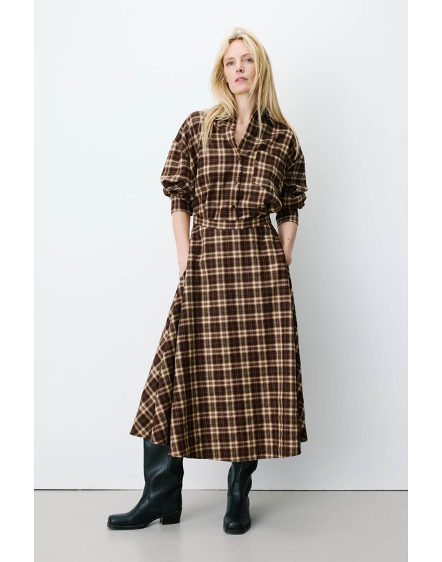 꼬르떼피엘 그레이스앤밀라 체크 A라인 롱 스커트 5724626 ESTAMPADO MARRON 초콜릿 착용컷