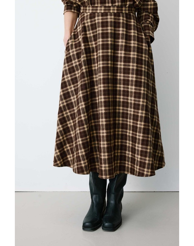 꼬르떼피엘 그레이스앤밀라 체크 A라인 롱 스커트 5724626 ESTAMPADO MARRON 초콜릿 착용컷