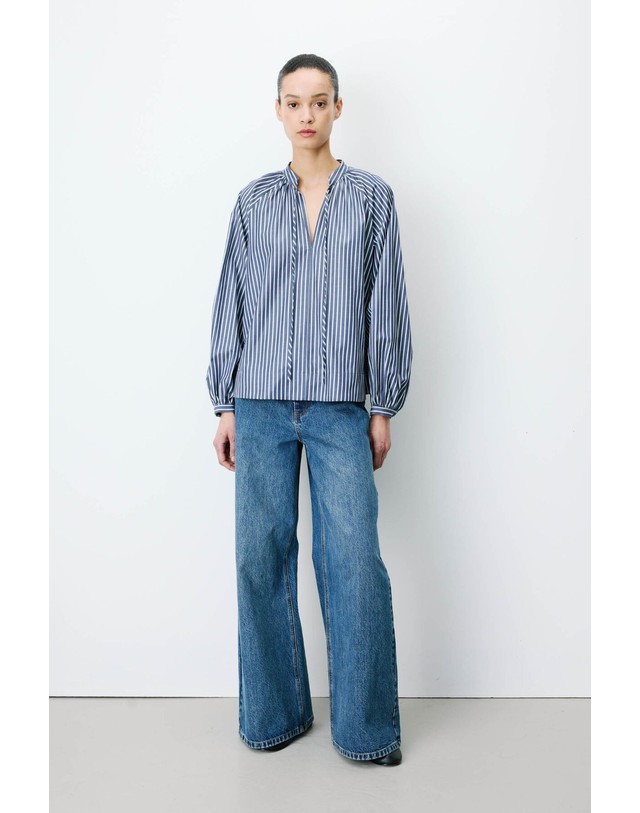 꼬르떼피엘 그레이스앤밀라 스트라이프 마오넥 블라우스 4314239 ESTAMPADO AZUL 네이비 착용컷