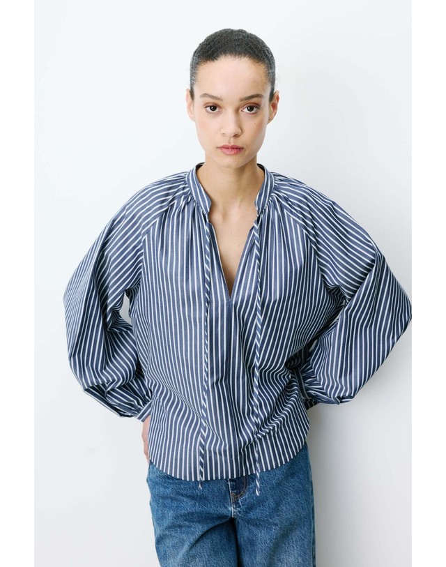 꼬르떼피엘 그레이스앤밀라 스트라이프 마오넥 블라우스 4314239 ESTAMPADO AZUL 네이비 착용컷
