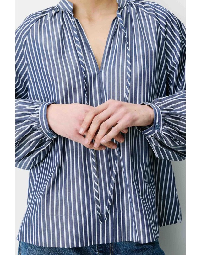 꼬르떼피엘 그레이스앤밀라 스트라이프 마오넥 블라우스 4314239 ESTAMPADO AZUL 네이비 착용컷