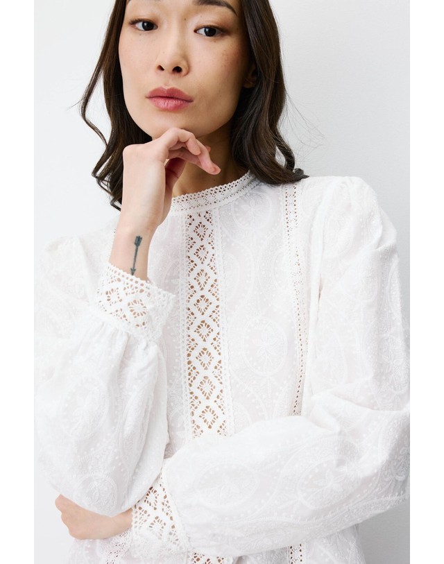 꼬르떼피엘 그레이스앤밀라 컷워크 자수 긴팔 블라우스 4314242 BLANCO 화이트 착용컷