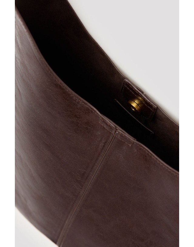 꼬르떼피엘 꼬르떼피엘 골드 메탈 라지 숄더 버킷백 6704619 MARRON OSCURO 초콜릿 착용컷