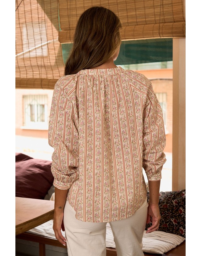 꼬르떼피엘 폴린에무아 플로럴 스트라이프 긴팔 블라우스 4314296 BEIGE 아이보리 착용컷