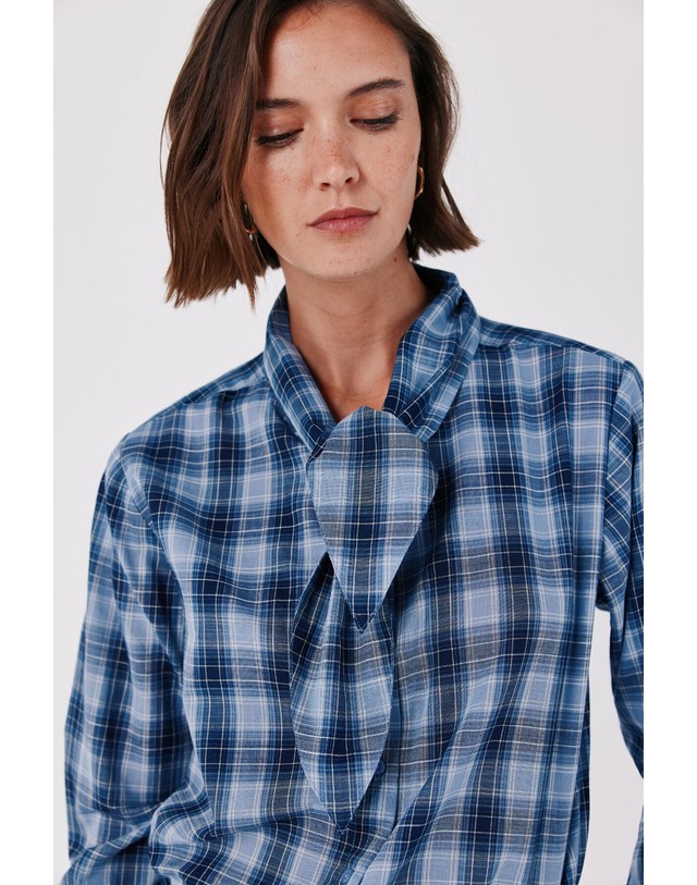 꼬르떼피엘 꼬르떼피엘 체크 리본넥 긴팔 블라우스 5704254 ESTAMPADO AZUL 블루 착용컷
