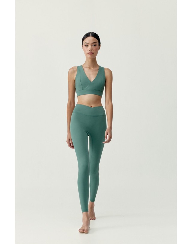 꼬르떼피엘 본리빙요가 크로스 브이넥 스포츠 브라 탑 8184700 VERDE 그린 착용컷