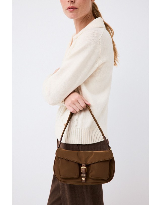 꼬르떼피엘 페드로 델 이에로 멀티 포켓 나일론 숄더백 1114762 BEIGE 초콜릿 착용컷