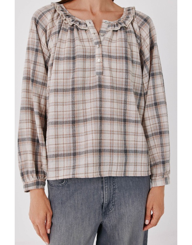 꼬르떼피엘 꼬르떼피엘 체크 러플넥 긴팔 블라우스 5704243 ESTAMPADO BEIGE 베이지 착용컷