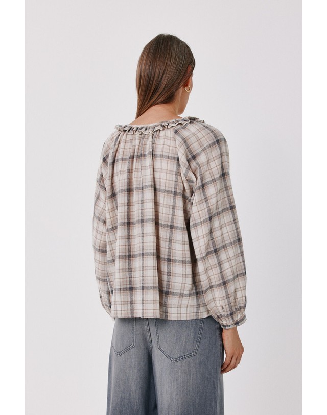 꼬르떼피엘 꼬르떼피엘 체크 러플넥 긴팔 블라우스 5704243 ESTAMPADO BEIGE 베이지 착용컷