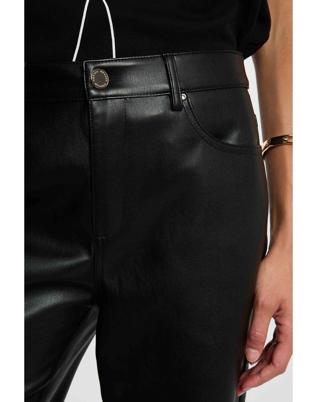 꼬르떼피엘 모르간 부츠컷 페이크 레더 팬츠 6398311 NEGRO 블랙 착용컷