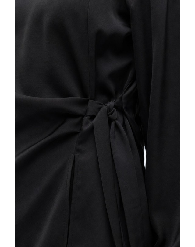 꼬르떼피엘 오브젝트 새틴 리본 퍼프소매 블라우스 7764213 NEGRO 블랙 착용컷