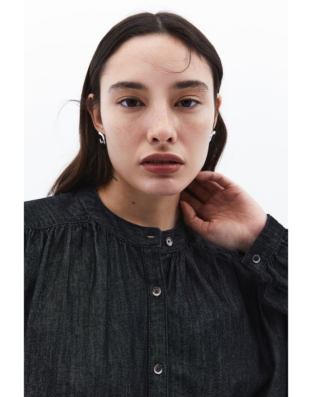꼬르떼피엘 오엑스오 마오칼라 데님 이펙트 셔츠 0134190 NEGRO 네이비 착용컷