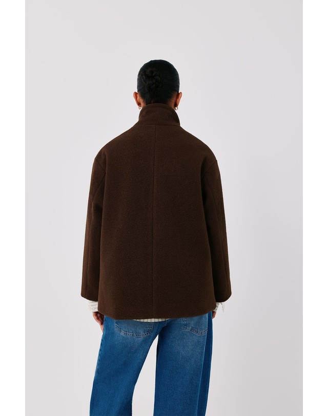 꼬르떼피엘 꼬르떼피엘 하이넥 숏 코트 6504253 MARRON OSCURO 초콜릿 착용컷