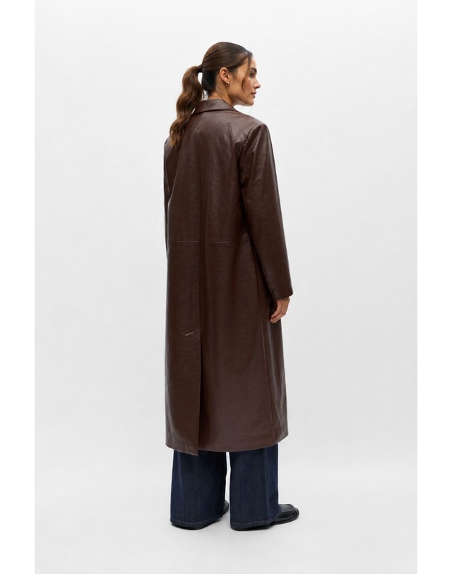 꼬르떼피엘 오브젝트 가죽 이펙트 싱글 롱 코트 5244374 MARRON OSCURO 초콜릿 착용컷