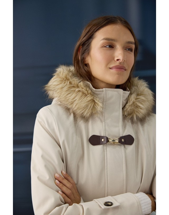 꼬르떼피엘 스프링필드 퍼 후드 버클 미디 파카 8234676 BLANCO 베이지 착용컷