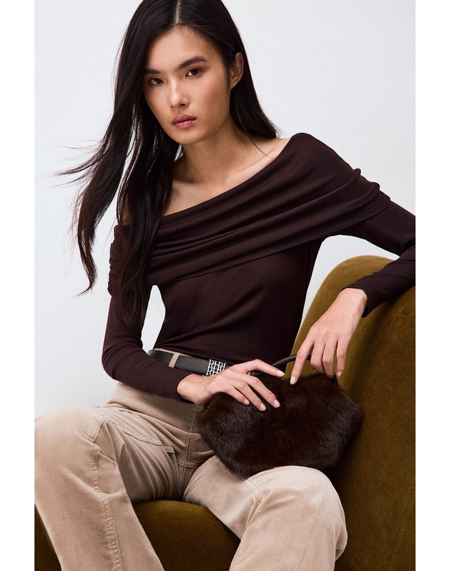 꼬르떼피엘 페드로 델 이에로 오프숄더 드레이프 긴팔 티셔츠 8624246 MARRON 초콜릿 착용컷