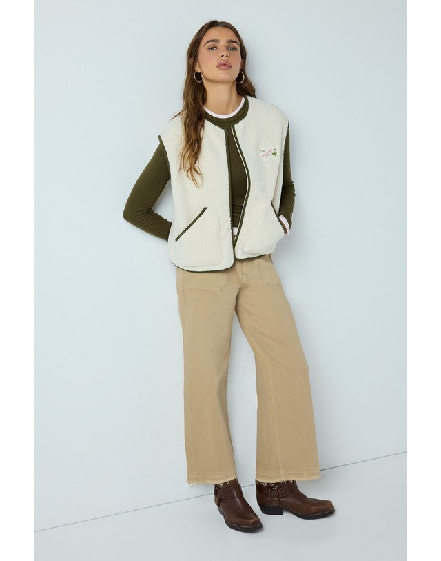 꼬르떼피엘 하이 스피리츠 지퍼 포켓 플리스 베스트 6074432 BEIGE 아이보리 착용컷