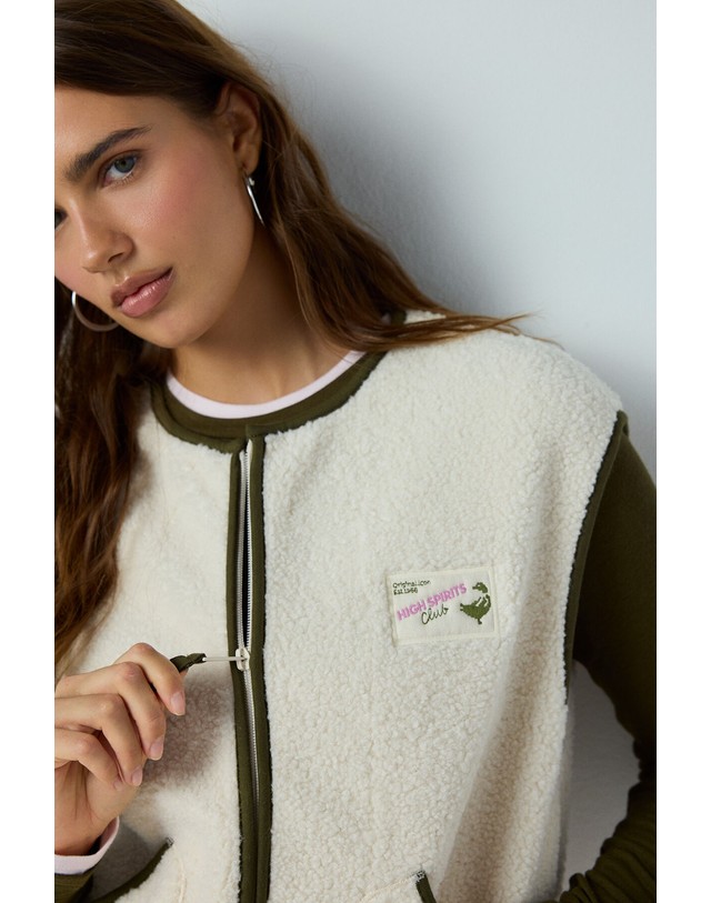꼬르떼피엘 하이 스피리츠 지퍼 포켓 플리스 베스트 6074432 BEIGE 아이보리 착용컷