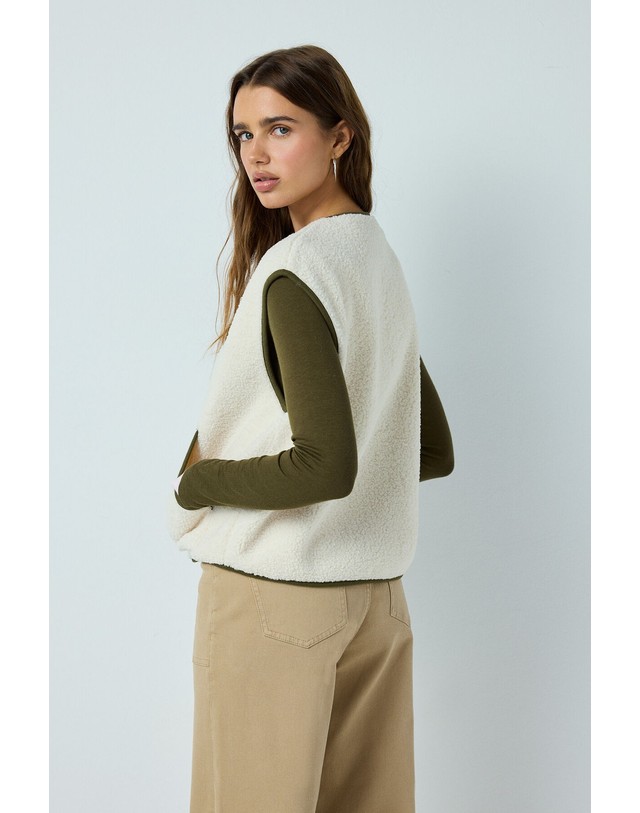 꼬르떼피엘 하이 스피리츠 지퍼 포켓 플리스 베스트 6074432 BEIGE 아이보리 착용컷