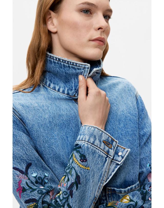 데시구알 데시구알 플로럴 자수 레귤러핏 데님 자켓 26WWED105053 MEDIUM WASHED BLUE 블루 착용컷