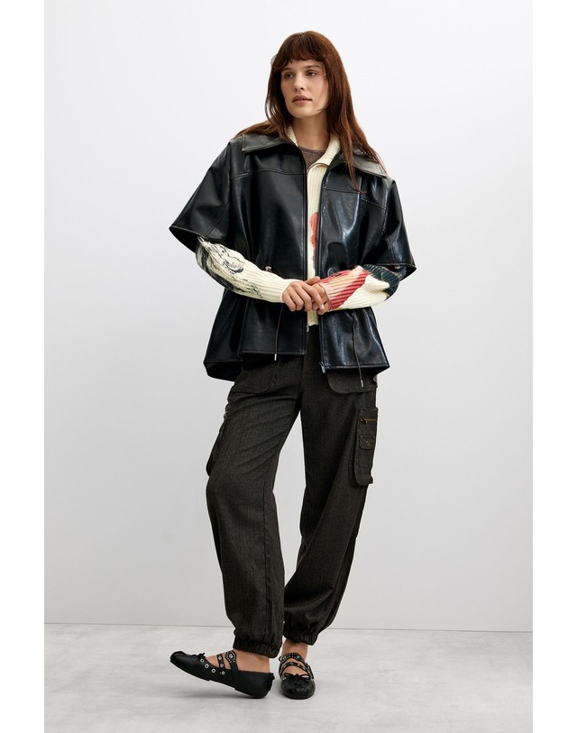 데시구알 데시구알 가죽 이펙트 하이넥 반팔 판초 26WAIP022000 SOLID BLACK 블랙 착용컷