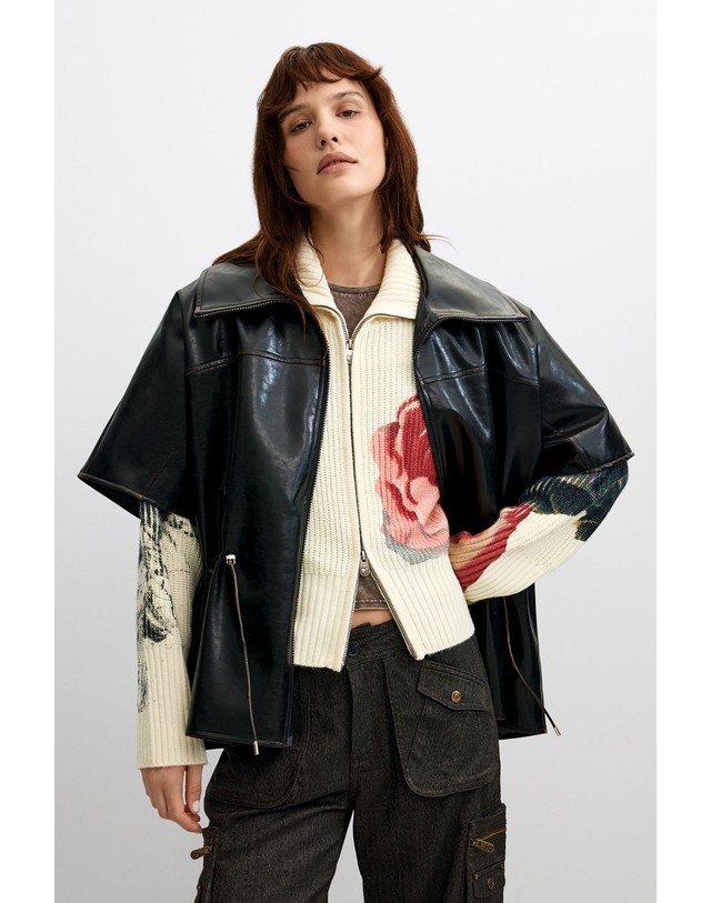 데시구알 데시구알 가죽 이펙트 하이넥 반팔 판초 26WAIP022000 SOLID BLACK 블랙 착용컷