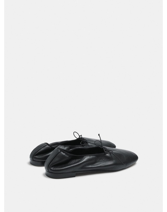 팔포이즈 팔포이즈 리본 레더 발레리나 플랫 248990 BLACK 블랙 착용컷