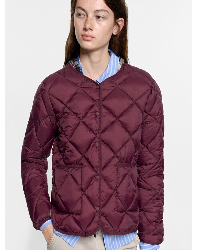 팔포이즈 팔포이즈 퀄팅 라운드넥 경량 패딩 자켓 249835 BORDEAUX 레드 착용컷