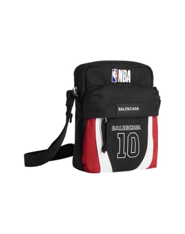 발렌시아가 [해외직구] 발렌시아가 x NBA 콜라보레이션 익스플로러 크로스바디 파우치 블랙 화이트 베흐미용 레드 8660532ACFQ1945 착용컷
