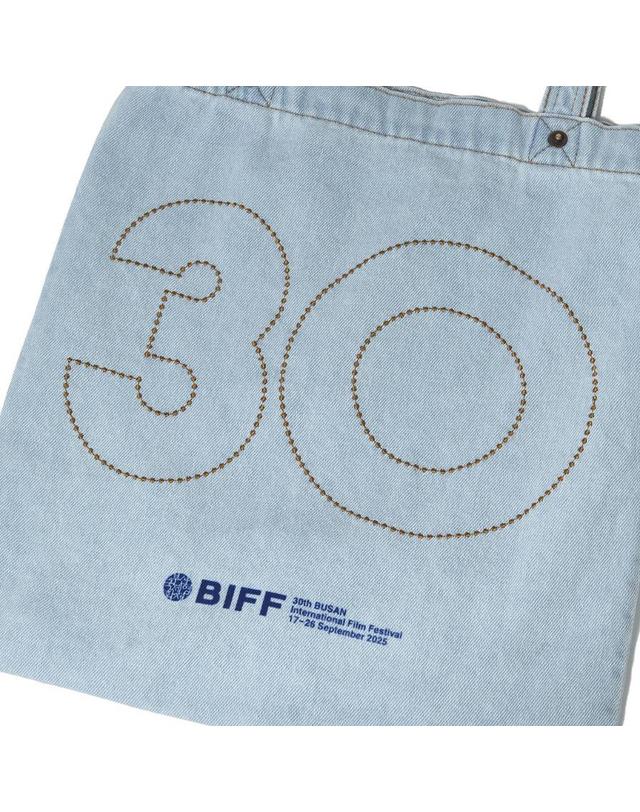 아이앱스튜디오 [해외직구] 아이앱 스튜디오 x p tt 30주년 BIFF 데님 토트백 블루 610229 착용컷
