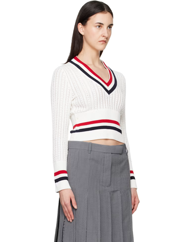 톰브라운 [해외직구] 톰브라운 브이넥 오프 화이트 베이비 래더 케이블 슈렁큰 브이넥 스웨터 261381F100001 착용컷