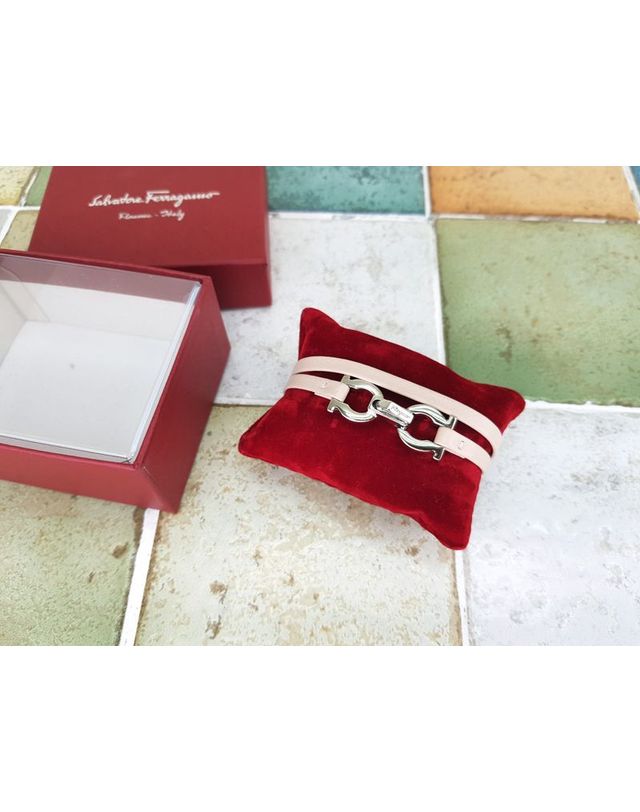 페라가모 [중고명품] [중고명품] 페라가모 간치니 스트랩 팔찌 연한 핑크 사이즈 15.5cm 154429087 착용컷