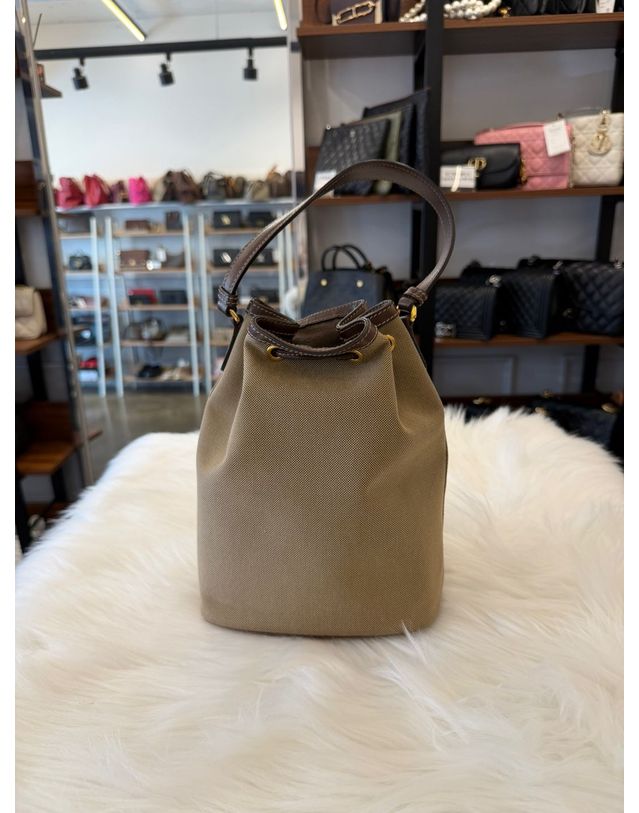 프라다 [중고명품] [중고명품] 프라다 라지 자카드 브라운 버킷 토트백 159298512 착용컷